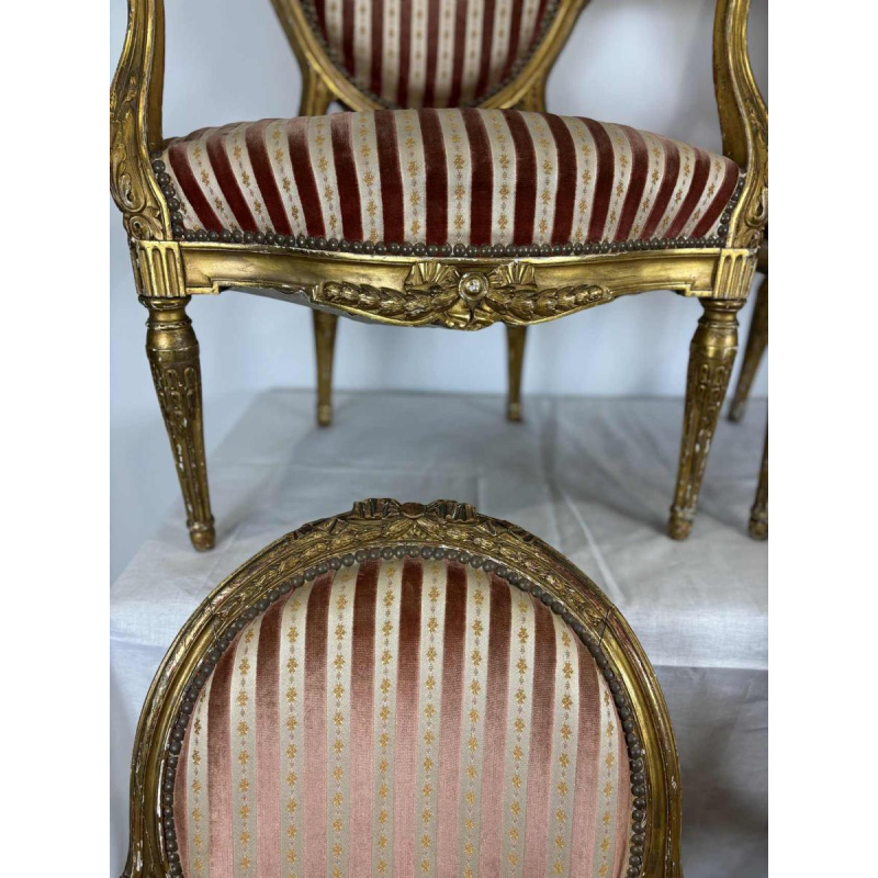 Serie van vier medaillon-rugleunstoelen, verguld houtsnijwerk, 19e eeuw