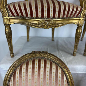 Suite de quatre fauteuils à dossier médaillon, bois sculpté doré, XIXe s