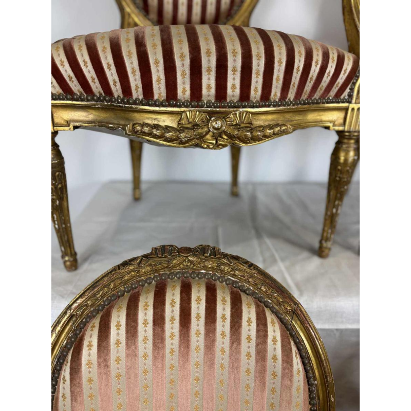 Serie van vier medaillon-rugleunstoelen, verguld houtsnijwerk, 19e eeuw