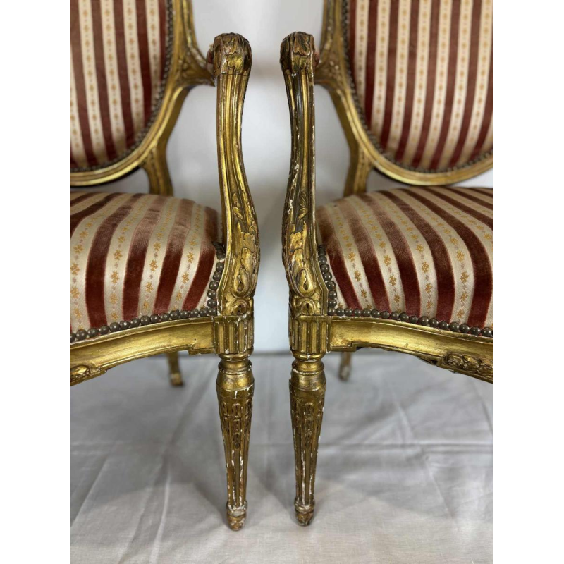 Suite de quatre fauteuils à dossier médaillon, bois sculpté doré, XIXe s