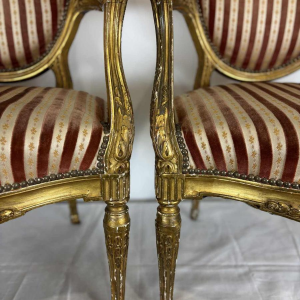 Suite de quatre fauteuils à dossier médaillon, bois sculpté doré, XIXe s