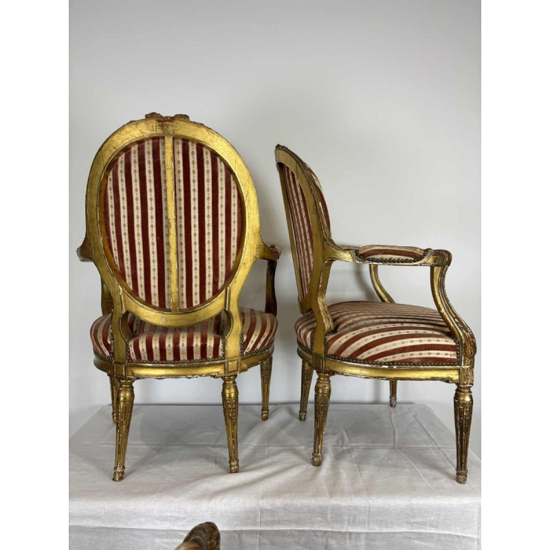 Suite de quatre fauteuils à dossier médaillon, bois sculpté doré, XIXe s