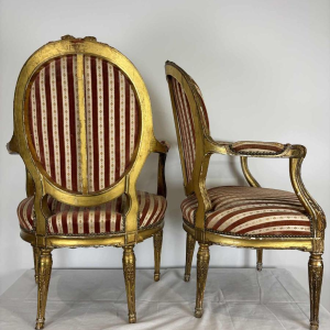 Suite de quatre fauteuils à dossier médaillon, bois sculpté doré, XIXe s