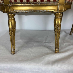 Suite de quatre fauteuils à dossier médaillon, bois sculpté doré, XIXe s