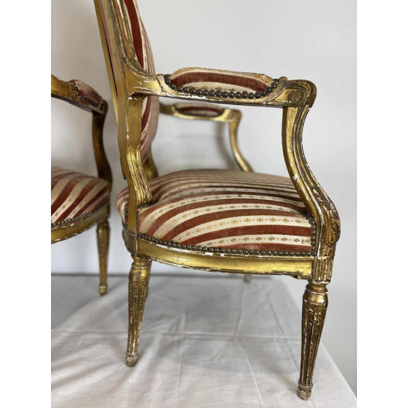 Serie van vier medaillon-rugleunstoelen, verguld houtsnijwerk, 19e eeuw