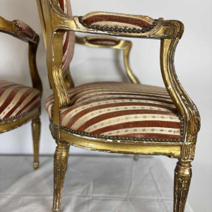 Suite de quatre fauteuils à dossier médaillon, bois sculpté doré, XIXe s