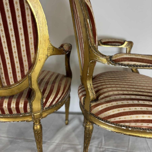 Suite de quatre fauteuils à dossier médaillon, bois sculpté doré, XIXe s