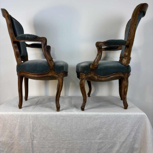 Paar cabriolet fauteuils uit Louis XV periode, Frankrijk 18e eeuw