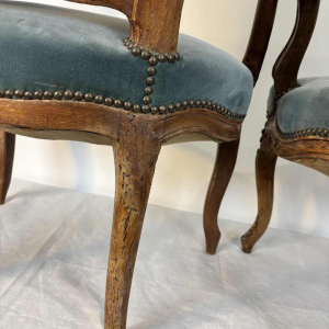 Paar cabriolet fauteuils uit Louis XV periode, Frankrijk 18e eeuw