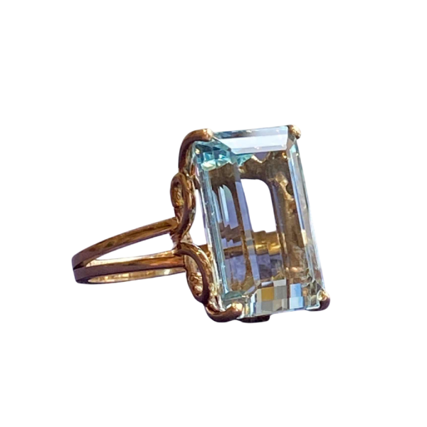 Roségoud en smaragdgeslepen aquamarijn cocktailring, ca 1960