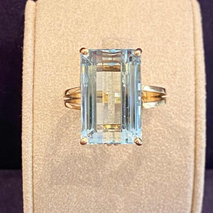 Roségoud en smaragdgeslepen aquamarijn cocktailring, ca 1960