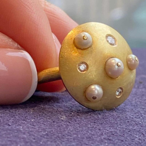 Kunstenaarsring in geborsteld goud, diamanten & gekweekte parels, XXe c