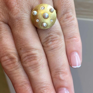 Bague d'artiste en or brossé, diamants & perles de culture, XXe s