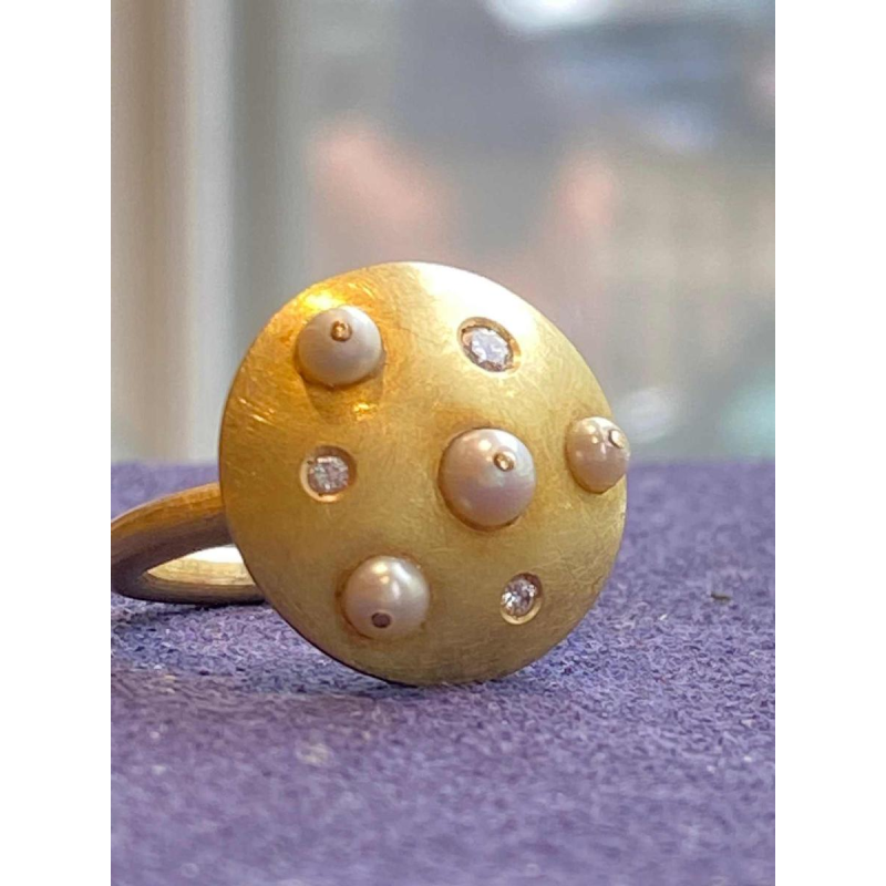 Artist's ring in brushed gold, diamonds & cultured pearls, XXth c