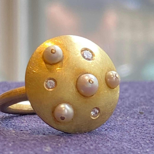 Artist's ring in brushed gold, diamonds & cultured pearls, XXth c