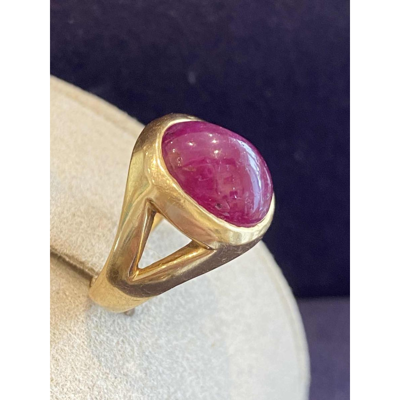Yellow gold signet ring with cabochon ruby, ca. 1980