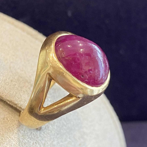 Zegelring in geelgoud met cabochon robijn, ca. 1980