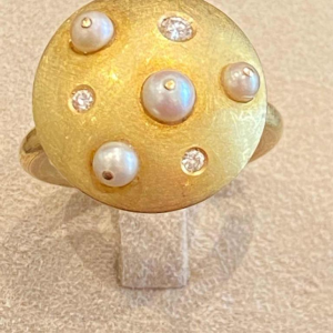 Bague d'artiste en or brossé, diamants & perles de culture, XXe s