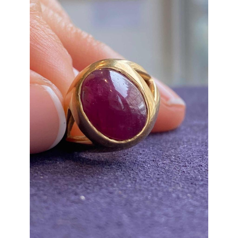 Zegelring in geelgoud met cabochon robijn, ca. 1980