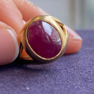 Zegelring in geelgoud met cabochon robijn, ca. 1980