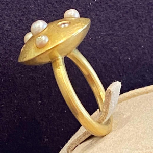 Kunstenaarsring in geborsteld goud, diamanten & gekweekte parels, XXe c