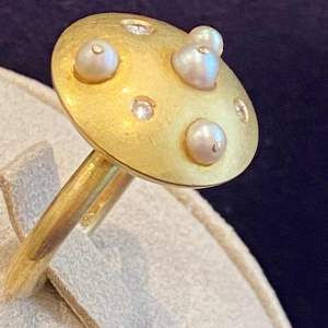 Artist's ring in brushed gold, diamonds & cultured pearls, XXth c