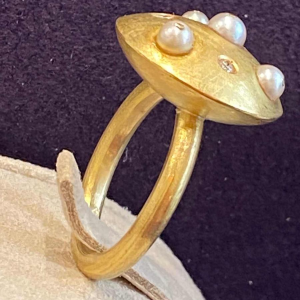 Kunstenaarsring in geborsteld goud, diamanten & gekweekte parels, XXe c