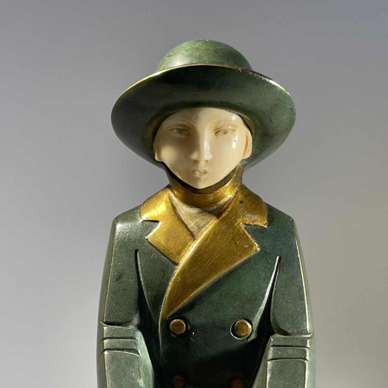 Sculpture chryséléphantine Art Déco 'Fille au panier', bronze à patine verte et dorée, ca 1930