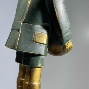 Art Deco chryselephantine sculptuur 'Meisje met een mand', brons met groene en gouden patina, ca. 1930