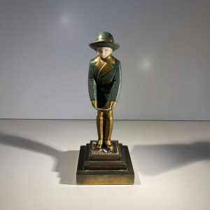 Sculpture chryséléphantine Art Déco 'Fille au panier', bronze à patine verte et dorée, ca 1930