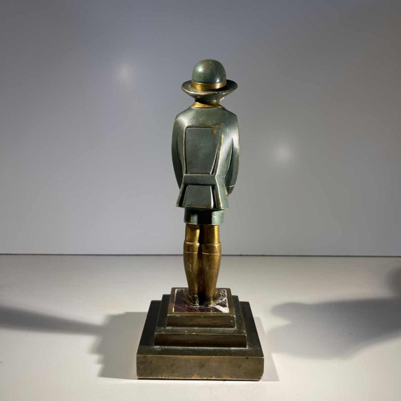 Art Deco chryselephantine sculptuur 'Meisje met een mand', brons met groene en gouden patina, ca. 1930