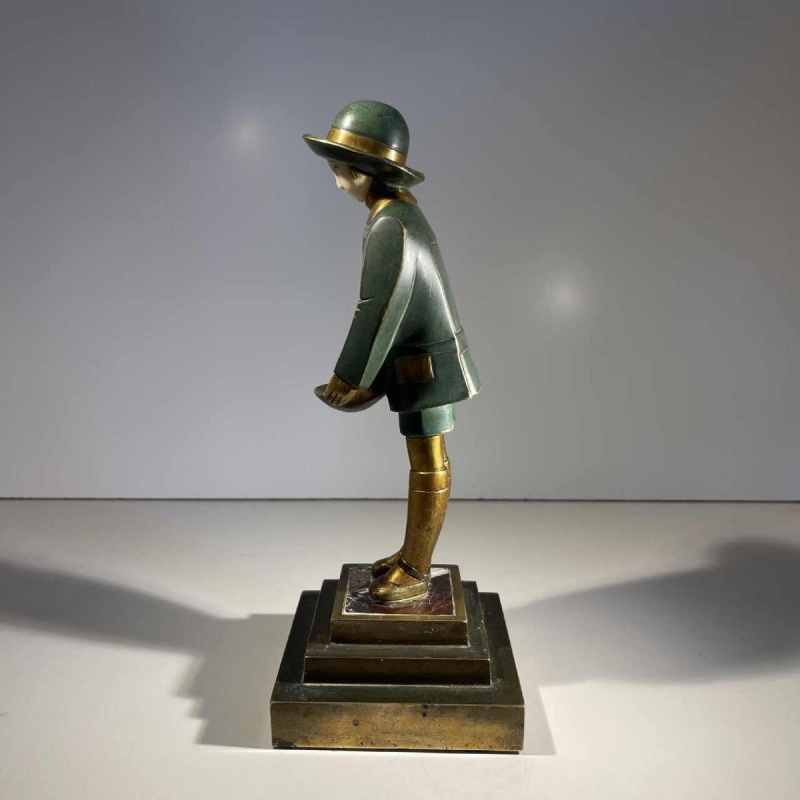 Sculpture chryséléphantine Art Déco 'Fille au panier', bronze à patine verte et dorée, ca 1930