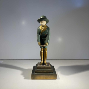 Art Deco chryselephantine sculptuur 'Meisje met een mand', brons met groene en gouden patina, ca. 1930