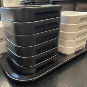 MAKIO HASUIKE van LAVENO RAVELLI "Vierkant" 88-delig, keramisch diner- en koffieservies, ca 1960