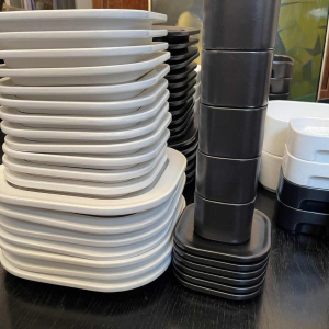 MAKIO HASUIKE van LAVENO RAVELLI "Vierkant" 88-delig, keramisch diner- en koffieservies, ca 1960