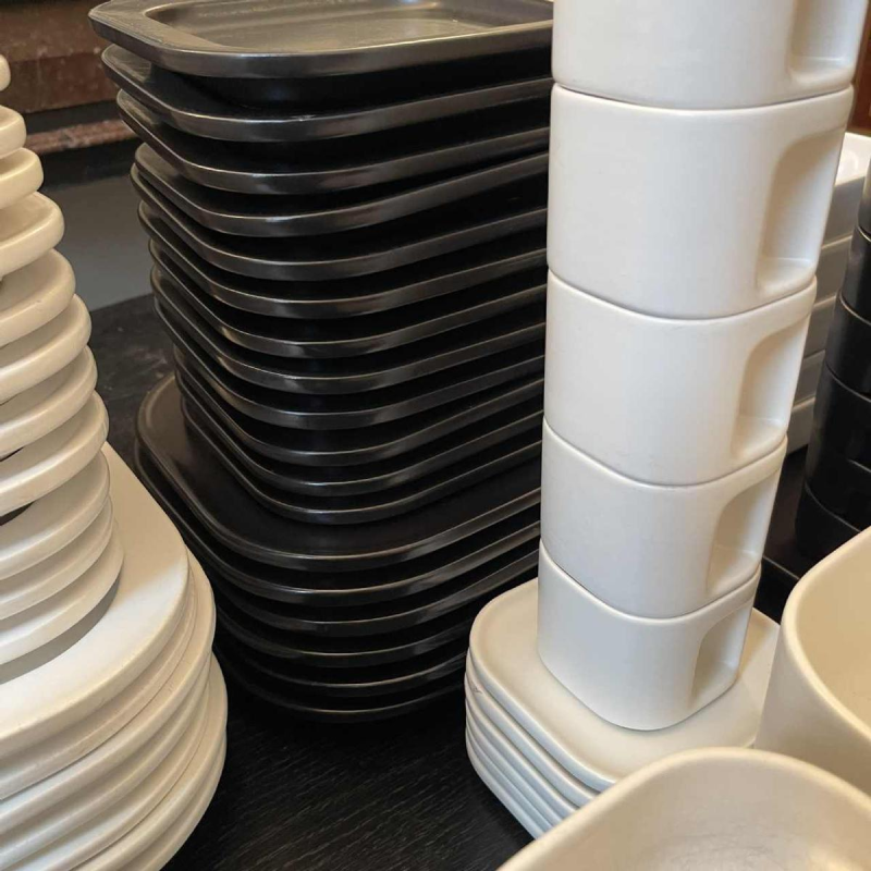 MAKIO HASUIKE van LAVENO RAVELLI "Vierkant" 88-delig, keramisch diner- en koffieservies, ca 1960