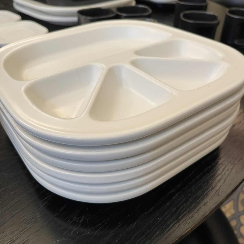 MAKIO HASUIKE van LAVENO RAVELLI "Vierkant" 88-delig, keramisch diner- en koffieservies, ca 1960