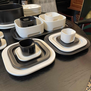 MAKIO HASUIKE van LAVENO RAVELLI "Vierkant" 88-delig, keramisch diner- en koffieservies, ca 1960