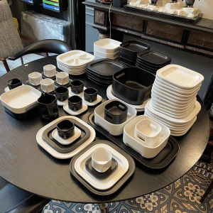 MAKIO HASUIKE van LAVENO RAVELLI "Vierkant" 88-delig, keramisch diner- en koffieservies, ca 1960