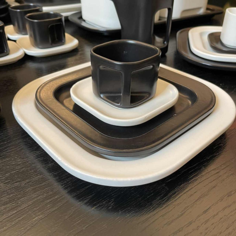 MAKIO HASUIKE van LAVENO RAVELLI "Vierkant" 88-delig, keramisch diner- en koffieservies, ca 1960