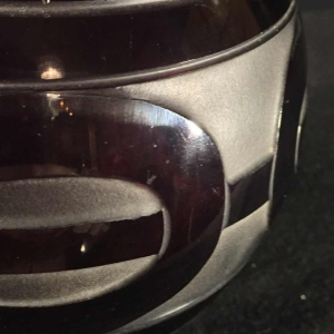 Paul Bernard voor SCAILMONT (toegeschreven), Art Deco modernistische gezandstraalde glazen vaas, massief zilveren kraag DELHEID,