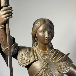Jeanne d'Arc in harnas bij de kroning van koning Charles VII' naar Ingres, bronzen sculptuur met bruine patina, 19e eeuw