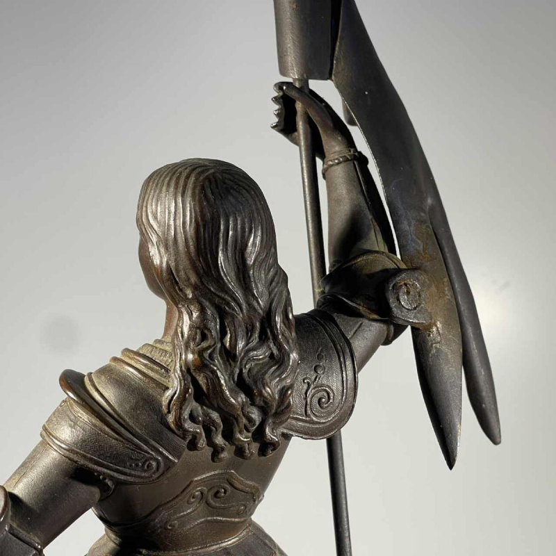 Jeanne d'Arc en armure au Sacre du Roi Charles VII d'après Ingres, sculpture en bronze à patine brune , XIXe s