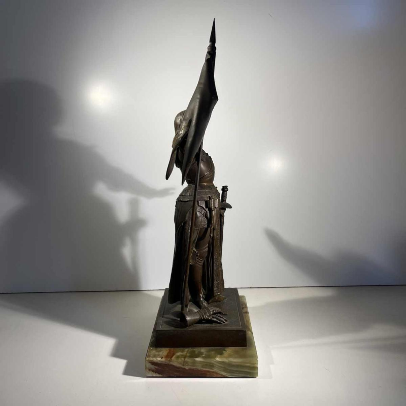 Jeanne d'Arc in harnas bij de kroning van koning Charles VII' naar Ingres, bronzen sculptuur met bruine patina, 19e eeuw