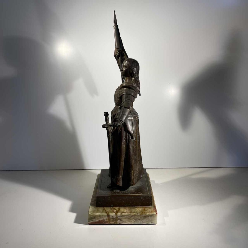 Jeanne d'Arc en armure au Sacre du Roi Charles VII d'après Ingres, sculpture en bronze à patine brune , XIXe s