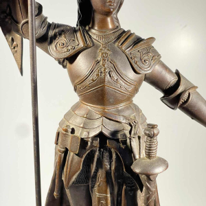 Jeanne d'Arc in harnas bij de kroning van koning Charles VII' naar Ingres, bronzen sculptuur met bruine patina, 19e eeuw