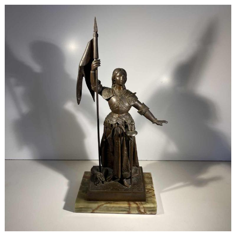 Jeanne d'Arc in harnas bij de kroning van koning Charles VII' naar Ingres, bronzen sculptuur met bruine patina, 19e eeuw