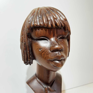 Sculpture africaniste 'Buste ou visage de femme africaine scarifié' en bois de palmier, ca 1950