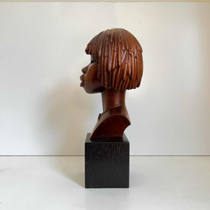 Sculpture africaniste 'Buste ou visage de femme africaine scarifié' en bois de palmier, ca 1950