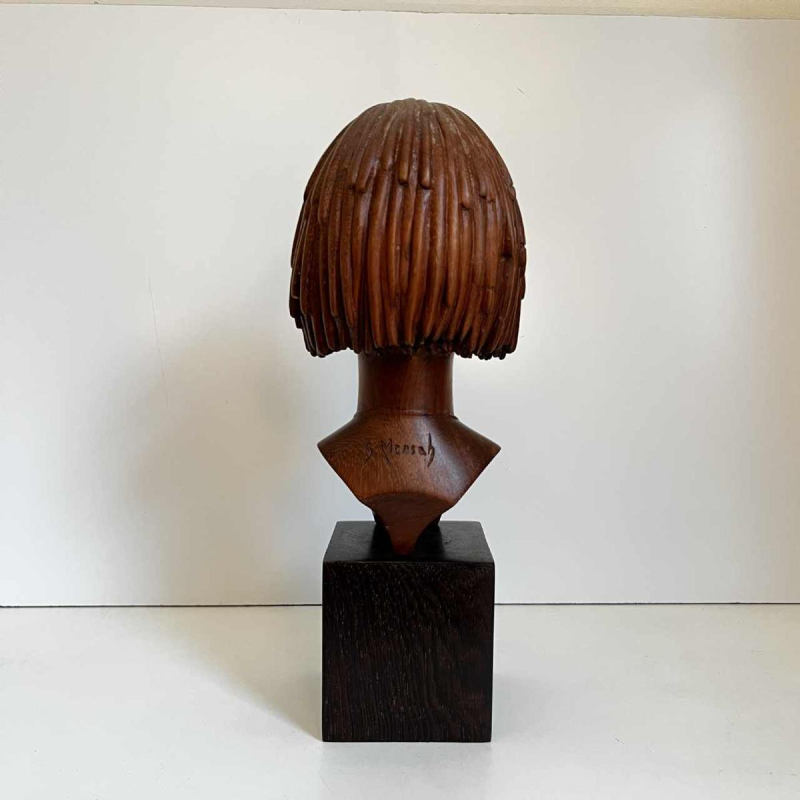 Sculpture africaniste 'Buste ou visage de femme africaine scarifié' en bois de palmier, ca 1950